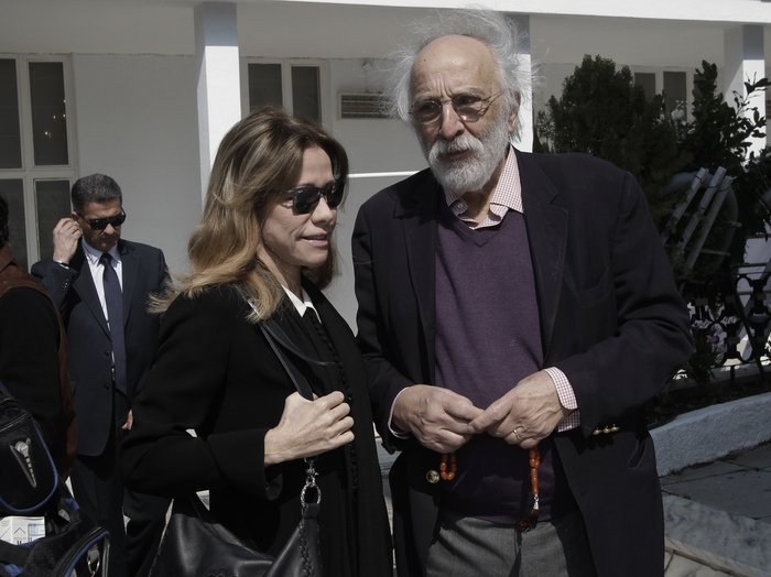 Συγκίνηση και πλήθος κόσμου στο τελευταίο «αντίο» στον Διαγόρα Χρονόπουλο [εικόνες] | iefimerida.gr 3