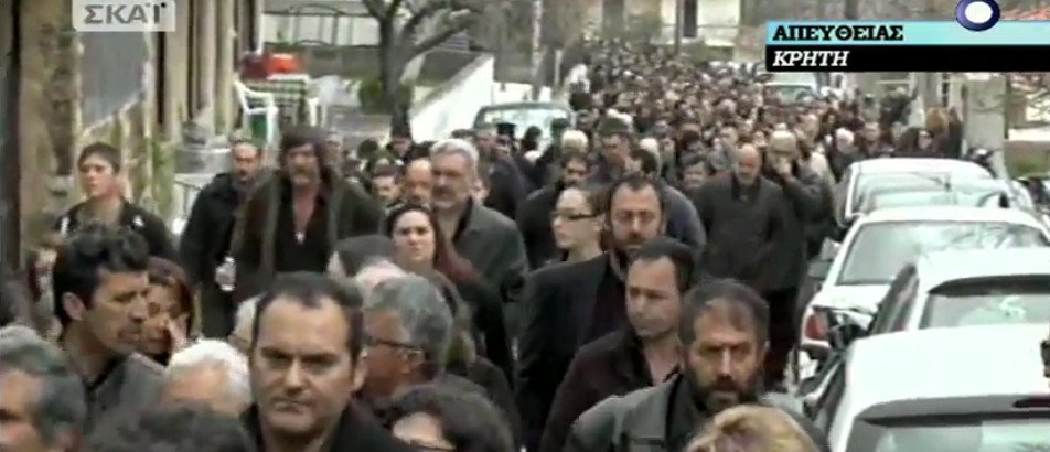 Η κηδεία του Βαγγέλη Γιακουμάκη -Με μπαλωθιές οδηγήθηκε στην τελευταία του κατοικία, λιποθύμησε η μητέρα του [εικόνες & βίντεο] | iefimerida.gr 21