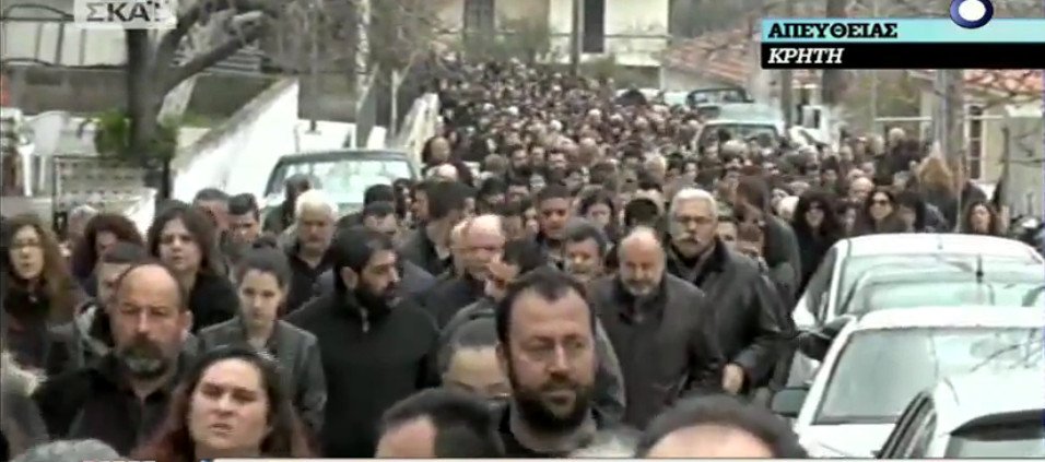 Η κηδεία του Βαγγέλη Γιακουμάκη -Με μπαλωθιές οδηγήθηκε στην τελευταία του κατοικία, λιποθύμησε η μητέρα του [εικόνες & βίντεο] | iefimerida.gr 20