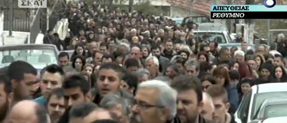 Η κηδεία του Βαγγέλη Γιακουμάκη -Με μπαλωθιές οδηγήθηκε στην τελευταία του κατοικία, λιποθύμησε η μητέρα του [εικόνες & βίντεο] | iefimerida.gr 19