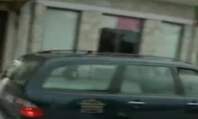 Η κηδεία του Βαγγέλη Γιακουμάκη -Με μπαλωθιές οδηγήθηκε στην τελευταία του κατοικία, λιποθύμησε η μητέρα του [εικόνες & βίντεο] | iefimerida.gr 7