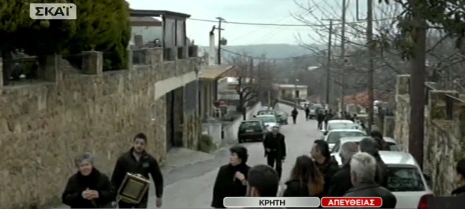 Η κηδεία του Βαγγέλη Γιακουμάκη -Με μπαλωθιές οδηγήθηκε στην τελευταία του κατοικία, λιποθύμησε η μητέρα του [εικόνες & βίντεο] | iefimerida.gr 18
