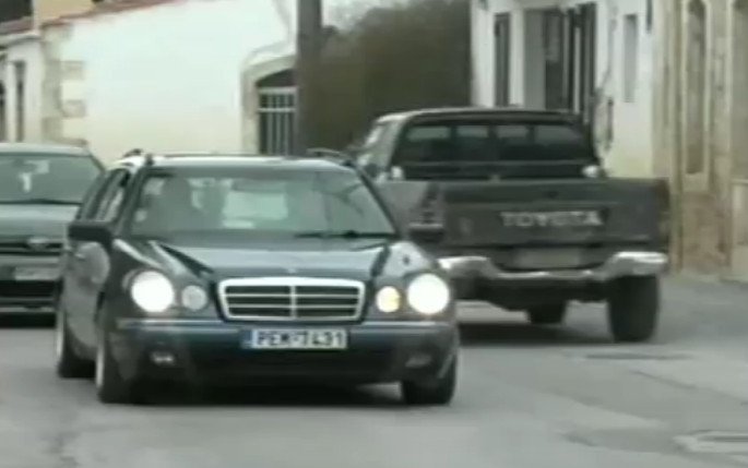 Η κηδεία του Βαγγέλη Γιακουμάκη -Με μπαλωθιές οδηγήθηκε στην τελευταία του κατοικία, λιποθύμησε η μητέρα του [εικόνες & βίντεο] | iefimerida.gr 8