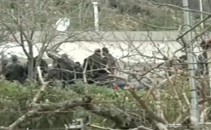 Η κηδεία του Βαγγέλη Γιακουμάκη -Με μπαλωθιές οδηγήθηκε στην τελευταία του κατοικία, λιποθύμησε η μητέρα του [εικόνες & βίντεο] | iefimerida.gr 11