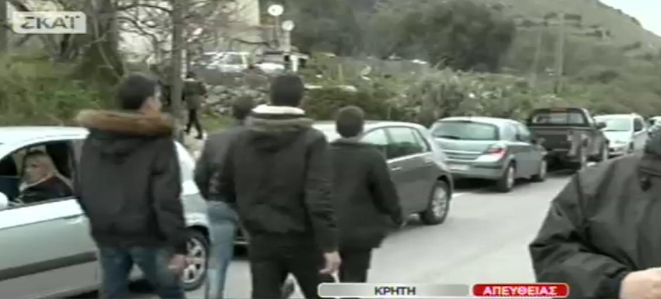 Η κηδεία του Βαγγέλη Γιακουμάκη -Με μπαλωθιές οδηγήθηκε στην τελευταία του κατοικία, λιποθύμησε η μητέρα του [εικόνες & βίντεο] | iefimerida.gr 13