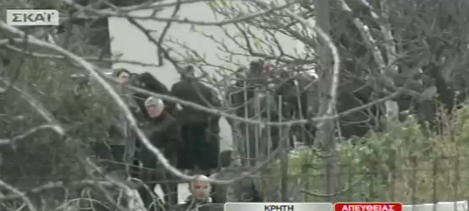 Η κηδεία του Βαγγέλη Γιακουμάκη -Με μπαλωθιές οδηγήθηκε στην τελευταία του κατοικία, λιποθύμησε η μητέρα του [εικόνες & βίντεο] | iefimerida.gr 15