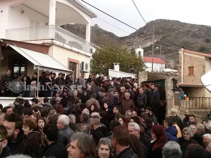 Η κηδεία του Βαγγέλη Γιακουμάκη -Με μπαλωθιές οδηγήθηκε στην τελευταία του κατοικία, λιποθύμησε η μητέρα του [εικόνες & βίντεο] | iefimerida.gr 2