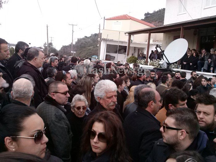 Η κηδεία του Βαγγέλη Γιακουμάκη -Με μπαλωθιές οδηγήθηκε στην τελευταία του κατοικία, λιποθύμησε η μητέρα του [εικόνες & βίντεο] | iefimerida.gr 3