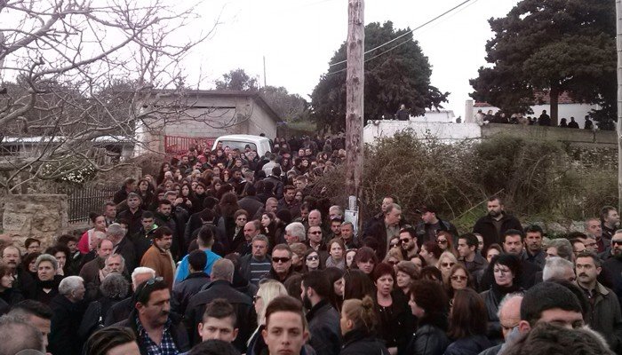 Η κηδεία του Βαγγέλη Γιακουμάκη -Με μπαλωθιές οδηγήθηκε στην τελευταία του κατοικία, λιποθύμησε η μητέρα του [εικόνες & βίντεο] | iefimerida.gr 0