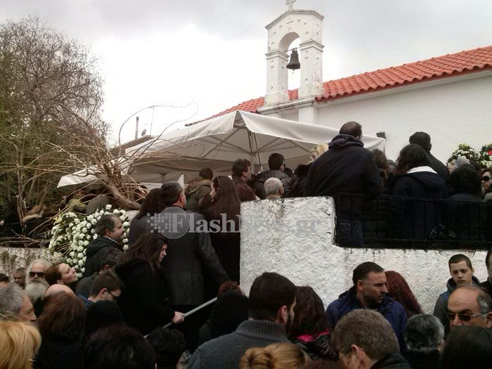 Η κηδεία του Βαγγέλη Γιακουμάκη -Με μπαλωθιές οδηγήθηκε στην τελευταία του κατοικία, λιποθύμησε η μητέρα του [εικόνες & βίντεο] | iefimerida.gr 1
