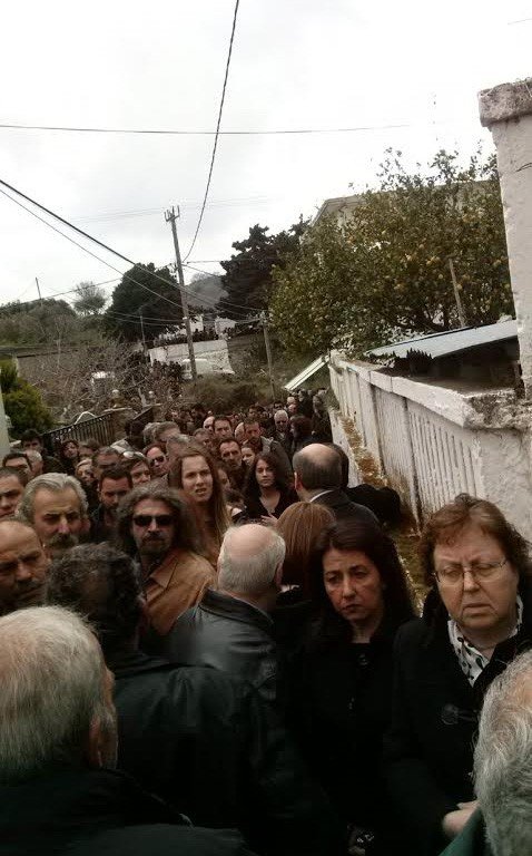 Η κηδεία του Βαγγέλη Γιακουμάκη -Με μπαλωθιές οδηγήθηκε στην τελευταία του κατοικία, λιποθύμησε η μητέρα του [εικόνες & βίντεο] | iefimerida.gr 4