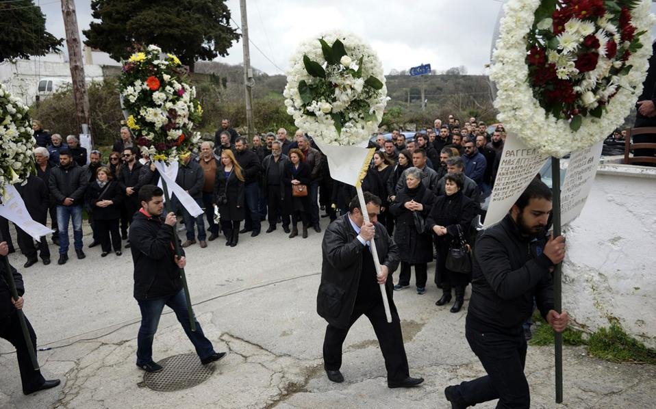 Το λευκό φέρετρο του Βαγγέλη Γιακουμάκη [εικόνες] | iefimerida.gr 4