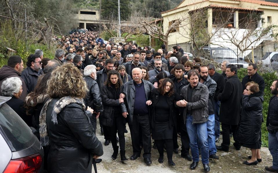 Το λευκό φέρετρο του Βαγγέλη Γιακουμάκη [εικόνες] | iefimerida.gr 5