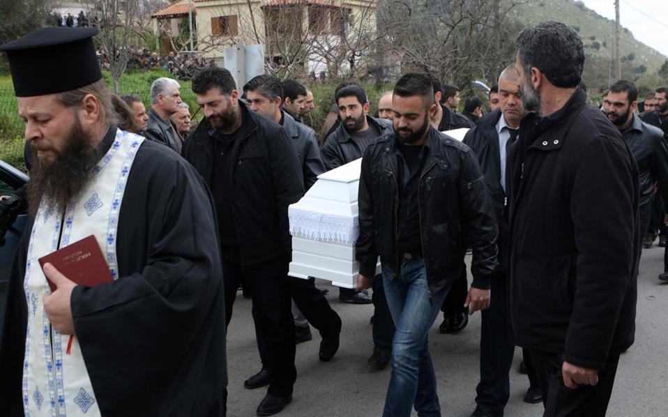 Το λευκό φέρετρο του Βαγγέλη Γιακουμάκη [εικόνες] | iefimerida.gr 0