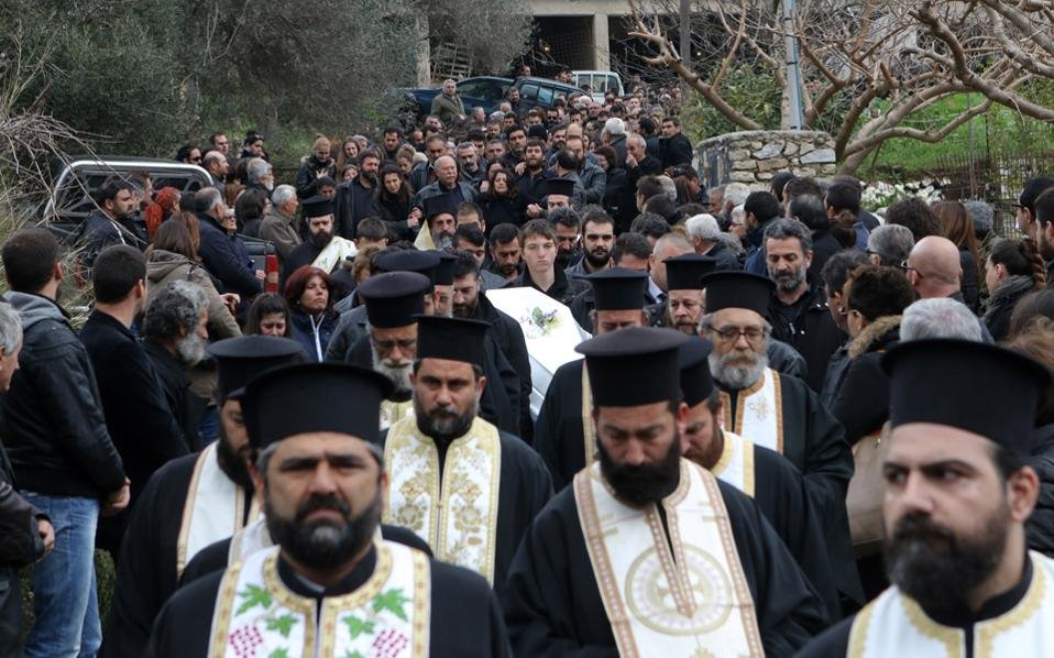 Το λευκό φέρετρο του Βαγγέλη Γιακουμάκη [εικόνες] | iefimerida.gr 1