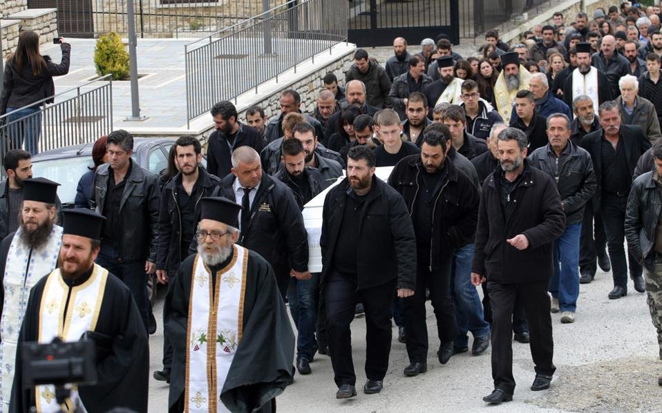 Το λευκό φέρετρο του Βαγγέλη Γιακουμάκη [εικόνες] | iefimerida.gr 2