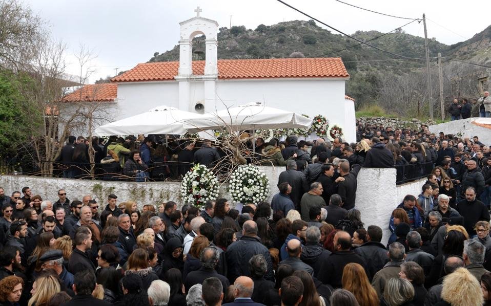 Το λευκό φέρετρο του Βαγγέλη Γιακουμάκη [εικόνες] | iefimerida.gr 3