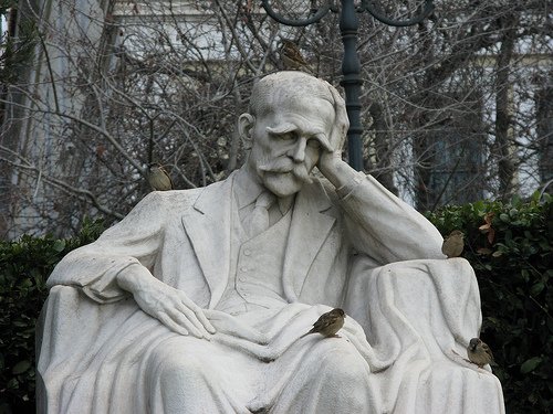 Και στεφανώθηκα την αγριλιά της Αττικής* -Bανδαλίζοντας το άγαλμα του σκεπτικού Παλαμά στην Ακαδημίας | iefimerida.gr 2