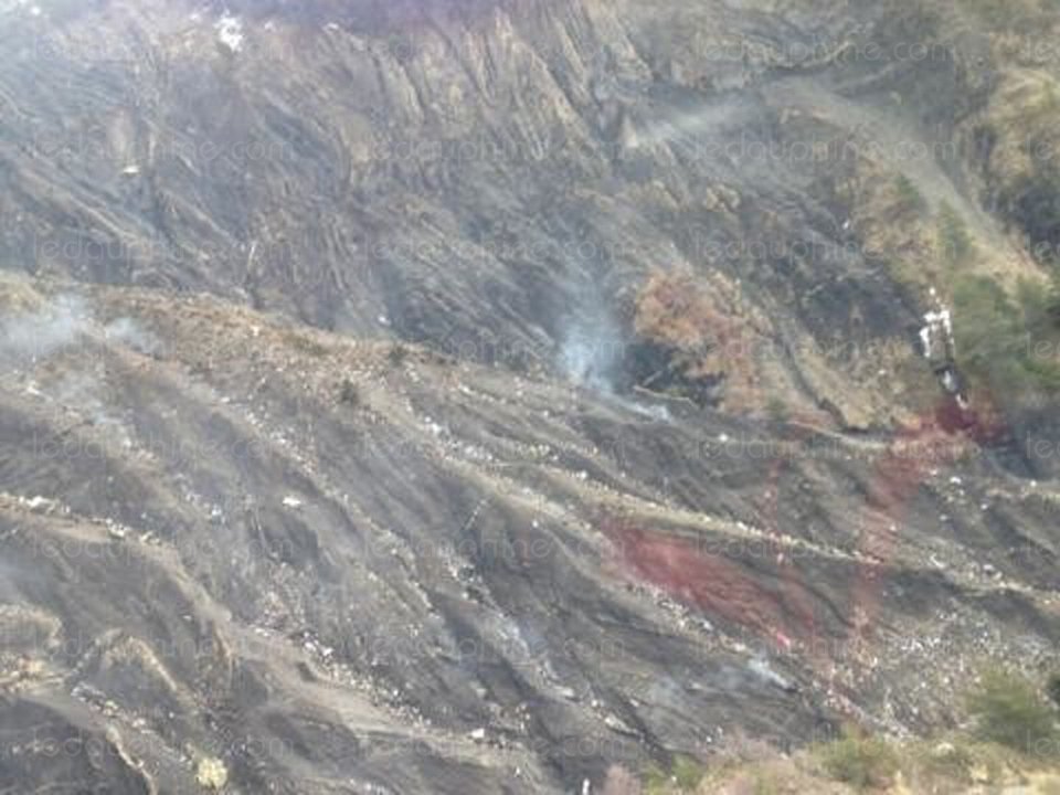 Οι πρώτες εικόνες από τα συντρίμμια του αεροσκάφους στις γαλλικές Αλπεις [εικόνες & βίντεο] | iefimerida.gr 1