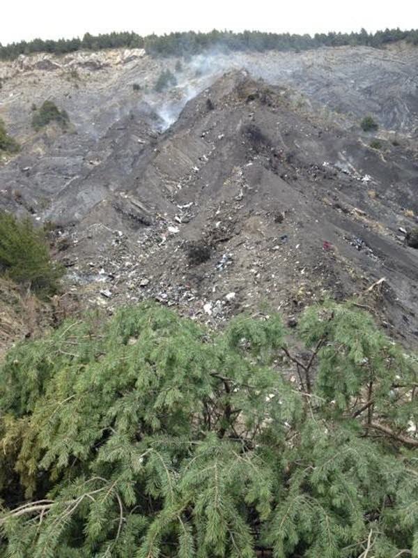 Οι πρώτες εικόνες από τα συντρίμμια του αεροσκάφους στις γαλλικές Αλπεις [εικόνες & βίντεο] | iefimerida.gr 5