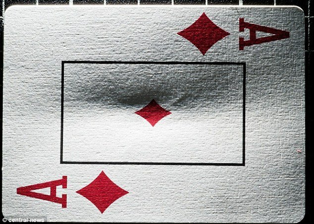 Θησαύριζε σε καζίνο σημαδεύοντας τα χαρτιά με τα δόντια [εικόνες] | iefimerida.gr 1