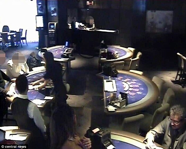 Θησαύριζε σε καζίνο σημαδεύοντας τα χαρτιά με τα δόντια [εικόνες] | iefimerida.gr 2