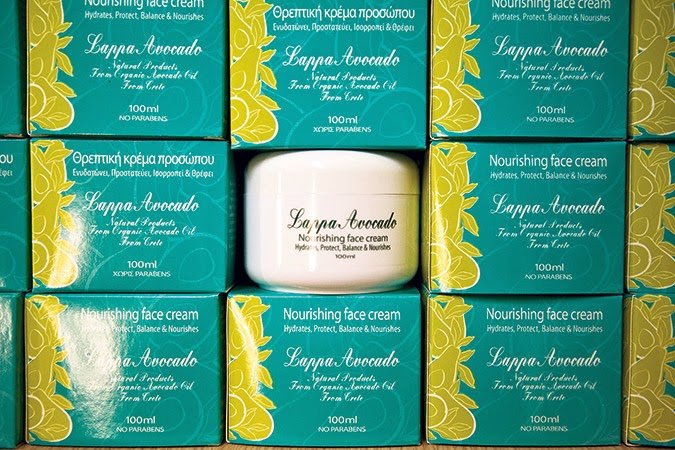 Βρήκε την ιδέα: Φτιάχνει καλλυντικά από τα αβοκάντο που έχει στο χωράφι της και ξεπουλάει [εικόνες] | iefimerida.gr 1