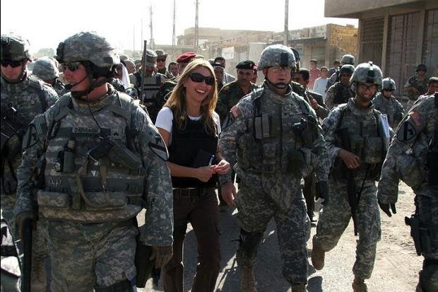 Στο νοσοκομείο με επιπλοκές η δημοσιογράφος Λάρα Λόγκαν -Την είχαν βιάσει 300 άνδρες στην Πλατεία Ταχρίρ [εικόνες] | iefimerida.gr 7