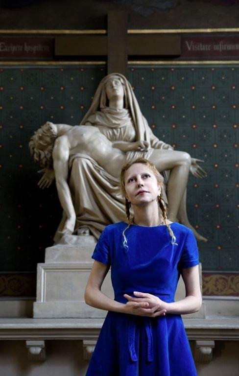 Από τον ιουδαϊσμό στον καθολικισμό -Η αδελφή του φιλοσόφου Μπερνάρ Ανρί Λεβύ εκπλήσσει [εικόνες] | iefimerida.gr 1