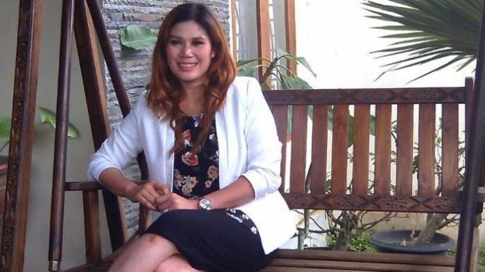 Πουλάει το σπίτι της και τον εαυτό της μαζί [εικόνες] | iefimerida.gr 1