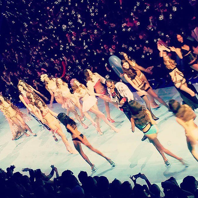 Καυτά εσώρουχα, σέξι μαγιό, 80 μοντέλα: Ξεκίνησε η εβδομάδα μόδας στο Παρίσι [εικόνες]  | iefimerida.gr 2