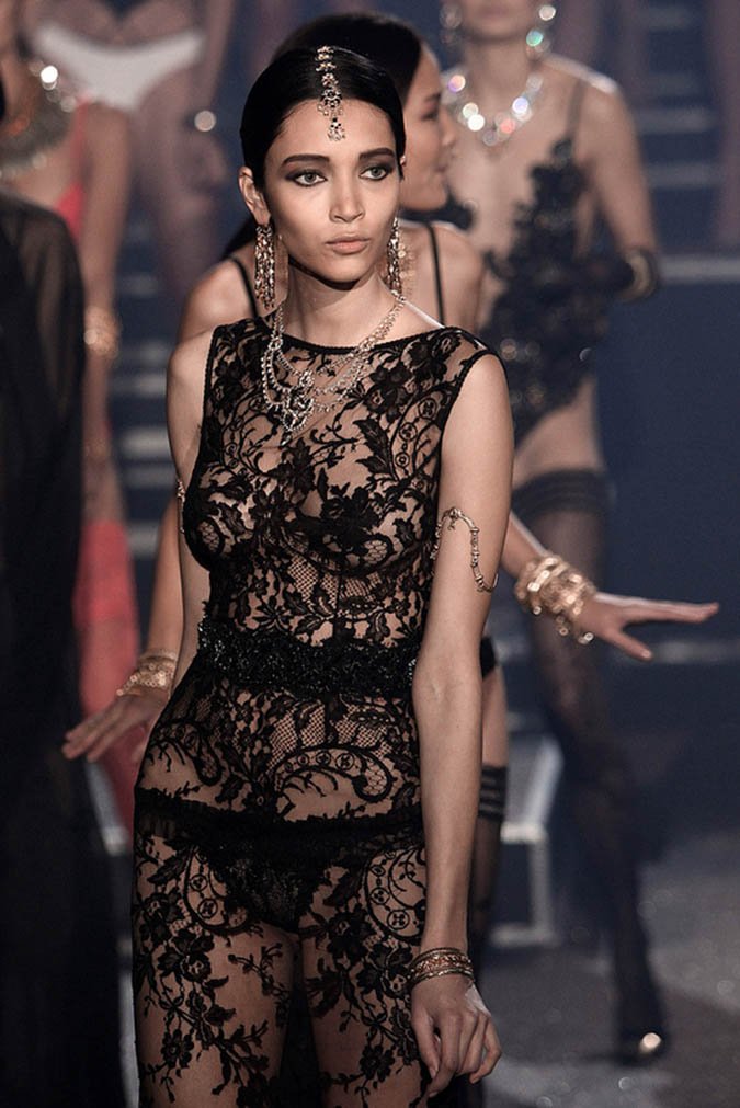 Καυτά εσώρουχα, σέξι μαγιό, 80 μοντέλα: Ξεκίνησε η εβδομάδα μόδας στο Παρίσι [εικόνες]  | iefimerida.gr 9