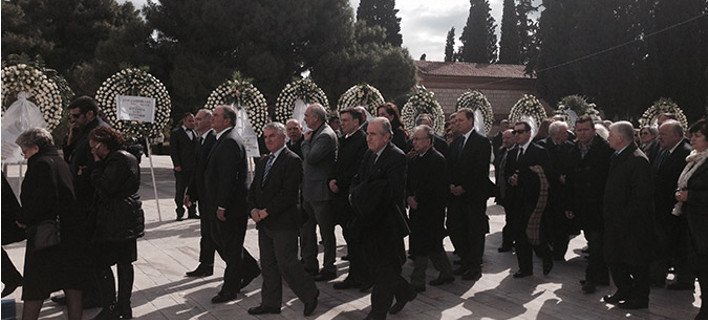 Συγκίνηση στο τελευταίο «αντίο» στον Βασίλη Μαγγίνα [εικόνες] | iefimerida.gr 2