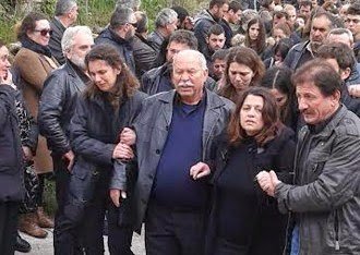 Η κραυγή απόγνωσης της μάνας του Βαγγέλη Γιακουμάκη πάνω από το φέρετρο -«Παιδί μου» | iefimerida.gr 7