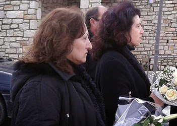 Η κραυγή απόγνωσης της μάνας του Βαγγέλη Γιακουμάκη πάνω από το φέρετρο -«Παιδί μου» | iefimerida.gr 10
