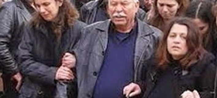 Η κραυγή απόγνωσης της μάνας του Βαγγέλη Γιακουμάκη πάνω από το φέρετρο -«Παιδί μου» | iefimerida.gr 4
