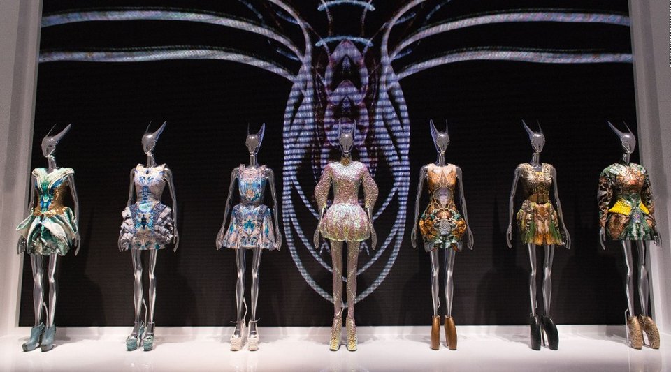 Τα αντισυμβατικά κοστούμια του Αλεξάντερ Μακ Κουίν σε μία ανατρεπτική έκθεση [εικόνες&βίντεο] | iefimerida.gr 1