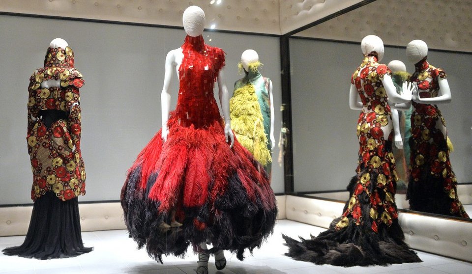 Τα αντισυμβατικά κοστούμια του Αλεξάντερ Μακ Κουίν σε μία ανατρεπτική έκθεση [εικόνες&βίντεο] | iefimerida.gr 2