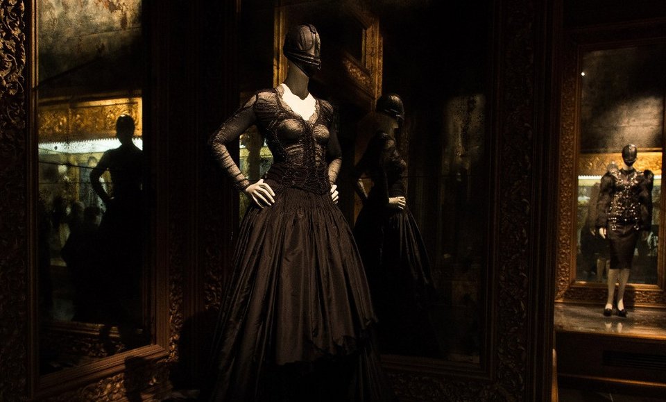 Τα αντισυμβατικά κοστούμια του Αλεξάντερ Μακ Κουίν σε μία ανατρεπτική έκθεση [εικόνες&βίντεο] | iefimerida.gr 3