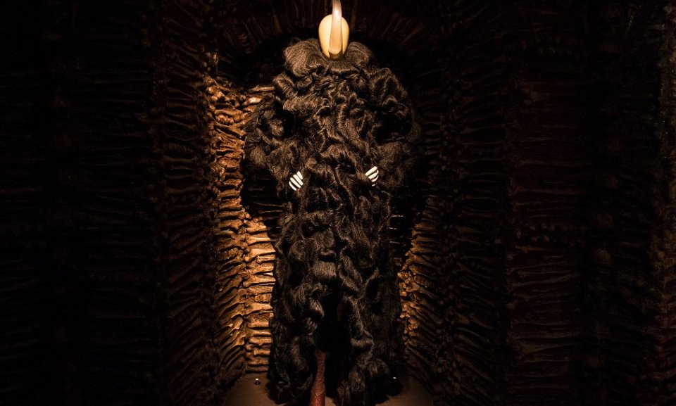 Τα αντισυμβατικά κοστούμια του Αλεξάντερ Μακ Κουίν σε μία ανατρεπτική έκθεση [εικόνες&βίντεο] | iefimerida.gr 5