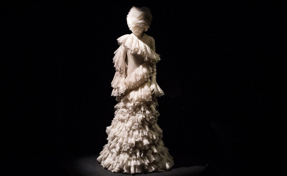 Τα αντισυμβατικά κοστούμια του Αλεξάντερ Μακ Κουίν σε μία ανατρεπτική έκθεση [εικόνες&βίντεο] | iefimerida.gr 6