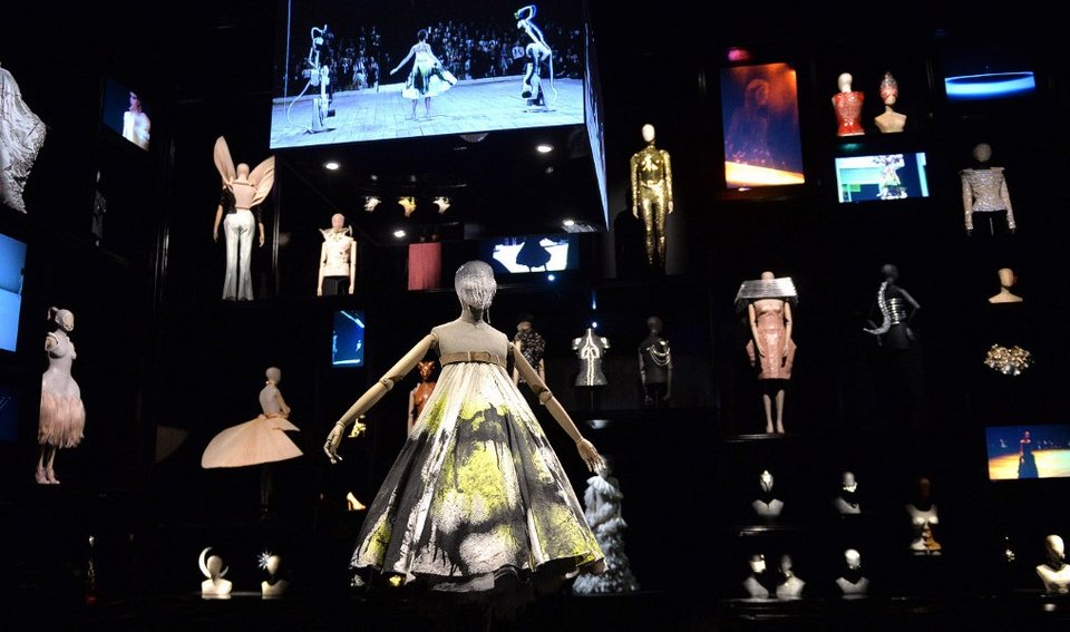 Τα αντισυμβατικά κοστούμια του Αλεξάντερ Μακ Κουίν σε μία ανατρεπτική έκθεση [εικόνες&βίντεο] | iefimerida.gr 7