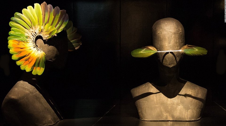 Τα αντισυμβατικά κοστούμια του Αλεξάντερ Μακ Κουίν σε μία ανατρεπτική έκθεση [εικόνες&βίντεο] | iefimerida.gr 8