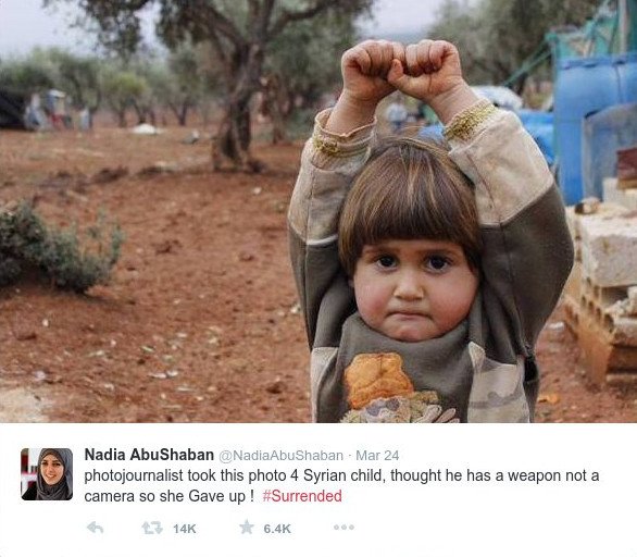 Η φωτογραφία που ανατρίχιασε την υφήλιο: Παιδάκι από τη Συρία μπερδεύει την κάμερα με όπλο και... παραδίνεται [εικόνα] | iefimerida.gr 0