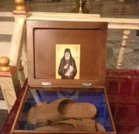 Απίστευτο: Ιερέας έβαλε σε λαϊκό προσκύνημα τις... πλαστικές παντόφλες του Γέροντα  Παϊσίου [εικόνα] | iefimerida.gr 0