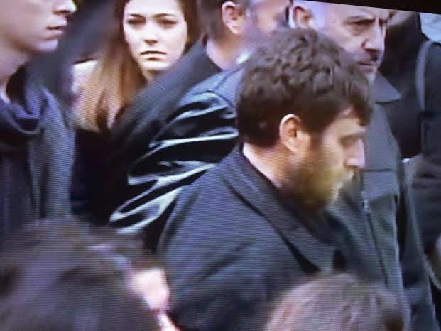 Η κραυγή απόγνωσης της μάνας του Βαγγέλη Γιακουμάκη πάνω από το φέρετρο -«Παιδί μου» | iefimerida.gr 0
