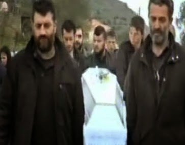 Η κραυγή απόγνωσης της μάνας του Βαγγέλη Γιακουμάκη πάνω από το φέρετρο -«Παιδί μου» | iefimerida.gr 3