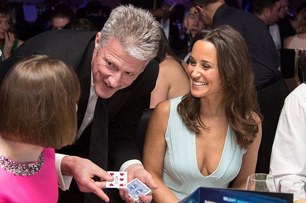 H μαυρισμένη Πίπα Μίντλετον με ντεκολτέ κόλαση [εικόνες] | iefimerida.gr 1