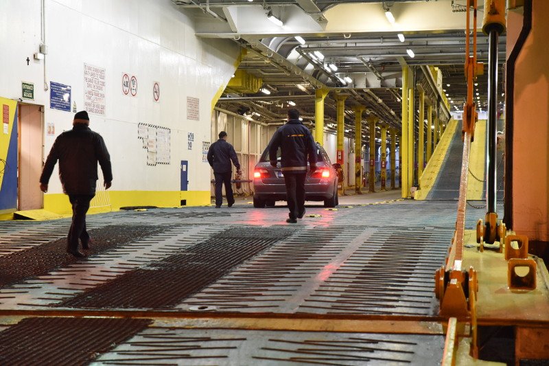 Βουβά πρόσωπα με δάκρυα στα μάτια -Κλίμα οδύνης κατά την άφιξη της σορού του Γιακουμάκη στην Κρήτη [εικόνες] | iefimerida.gr 16