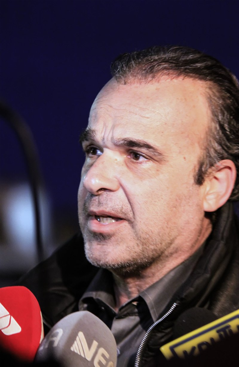 Βουβά πρόσωπα με δάκρυα στα μάτια -Κλίμα οδύνης κατά την άφιξη της σορού του Γιακουμάκη στην Κρήτη [εικόνες] | iefimerida.gr 2